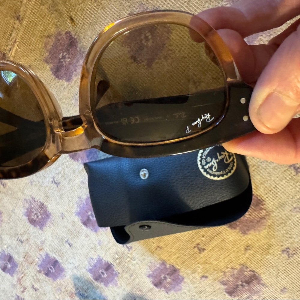 RARE. Can’t be found. Sold out Ray-Ban Brown Sunglasses with Casement
